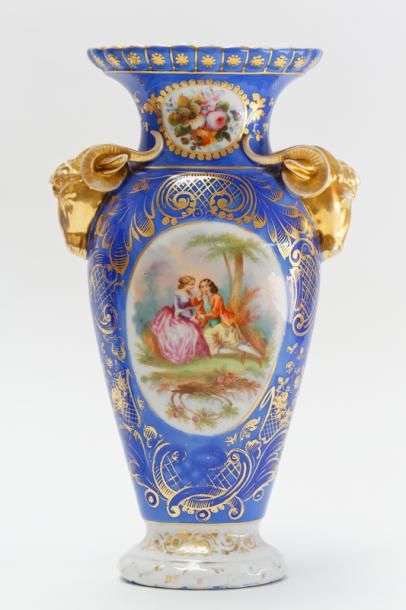 null Paire de vases à têtes de bélier d'époque Louis-Philippe, décor polychrome et...