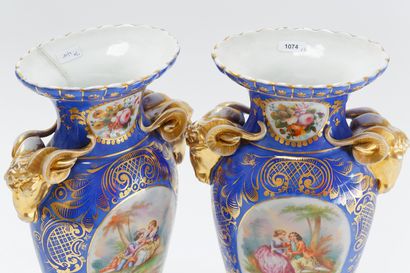 null Paire de vases à têtes de bélier d'époque Louis-Philippe, décor polychrome et...