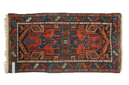 PERSE Tapis de style Hamadan à médaillon central, champ orné de motifs géométriques...
