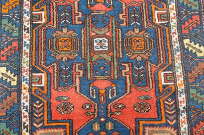 PERSE Tapis de style Hamadan à médaillon central, champ orné de motifs géométriques...