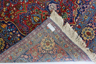 PERSE Tapis de style Tabriz à médaillon central, champ orné de motifs stylisés polychromes,...
