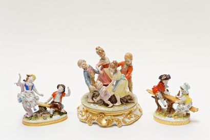 null "Jeux d'enfants", XXe, trois groupes en porcelaine émaillée, marques sur les...