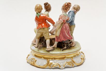 null "Jeux d'enfants", XXe, trois groupes en porcelaine émaillée, marques sur les...