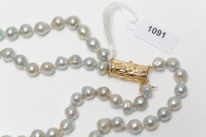 null Collier à double rang de perles baroques grises, beau fermoir contemporain en...