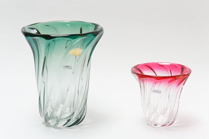 VAL-SAINT-LAMBERT Deux vases contemporains en corole, XXe, cristal partiellement...
