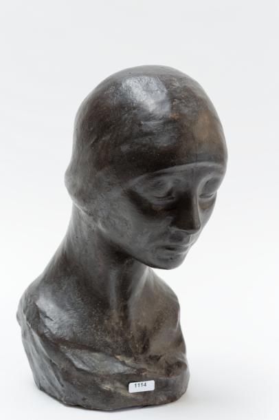 Ecole Belge "Buste de femme", début XXe, terracotta à patine noire, signée sur le...