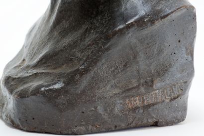 Ecole Belge "Buste de femme", début XXe, terracotta à patine noire, signée sur le...