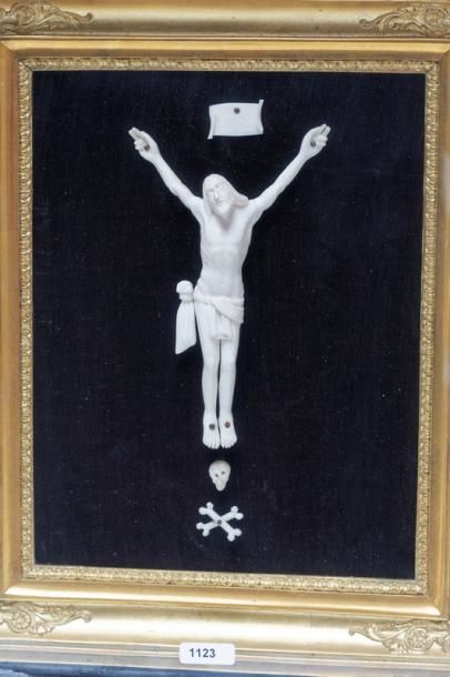 null Christ, XIXe, ivoire (?) sculpté sous cadre, 34x28,5 cm (cadre).