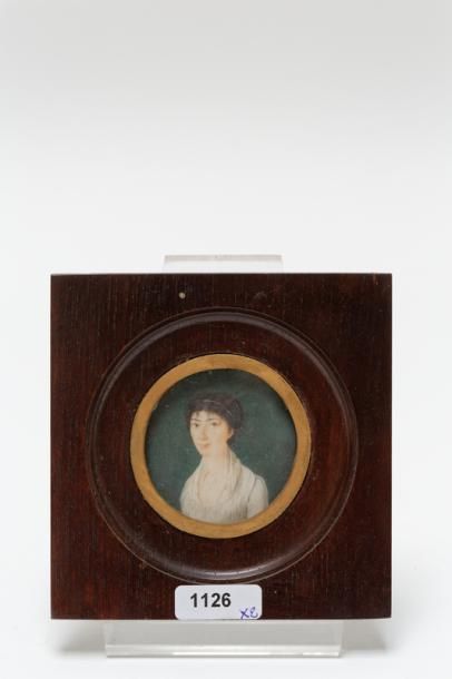ECOLE FRANCAISE "Dames de qualité", XIX-XXe, deux miniatures encadrées, l'une signée,...