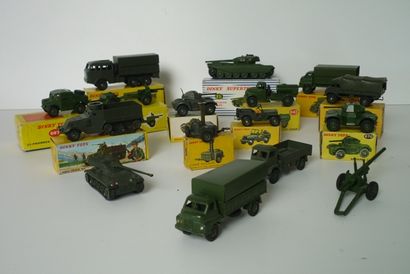 null DINKY (15), lot de véhicules militaires :

- Toys (FR) 821, Camionnette Militaire...