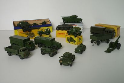 null DINKY (15), lot de véhicules militaires :

- Toys (GB) 670, Armoured Car (avec...