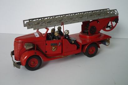 null VÉBÉ, camion de pompiers en tôle rouge (quatre pompiers) [bon état].