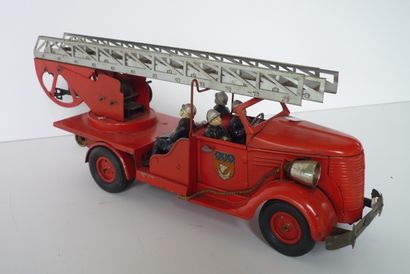 null VÉBÉ, camion de pompiers en tôle rouge (quatre pompiers) [bon état].