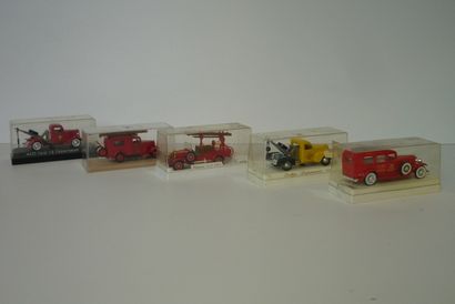 null Lot de véhicules de pompiers de marques diverses dans leurs boîtes d'origine...