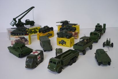 null DINKY (15), lot de véhicules militaires :

- Toys (GB) 622, 10 Ton Army Truck...