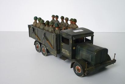 null TIPPCO, camion militaire avec douze soldats assis Durso [bon état].
