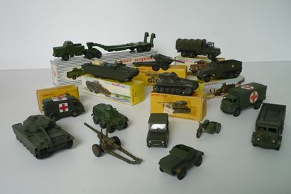 null DINKY (7), lot de véhicules militaires :

- Supertoys (GB) 660, Tank Transporter...