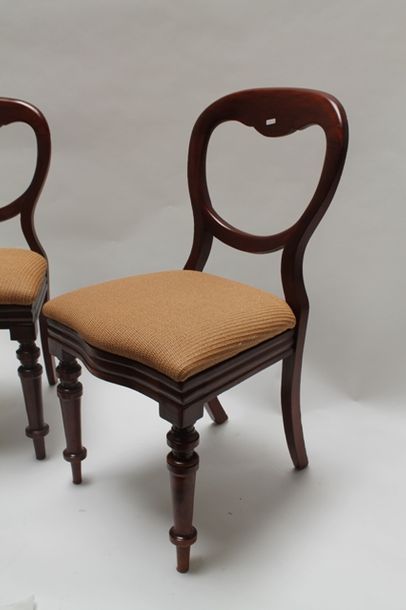 null Suite de dix chaises de style Louis-Philippe, dos ajourés et pieds antérieurs...