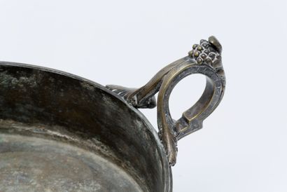 CAILAR-BAYARD Milieu-de-table ovale de style Néoclassique, circa 1900, métal argenté,...