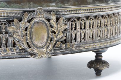 CAILAR-BAYARD Milieu-de-table ovale de style Néoclassique, circa 1900, métal argenté,...