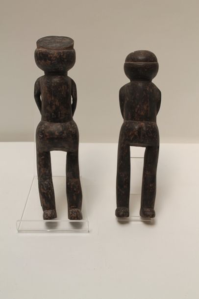 null Couple de statuettes, travail probablement congolais, mi-XXe, bois sculpté à...