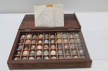null Intéressante collection de pierres du Congo taillées en œuf, cinquante pièces...