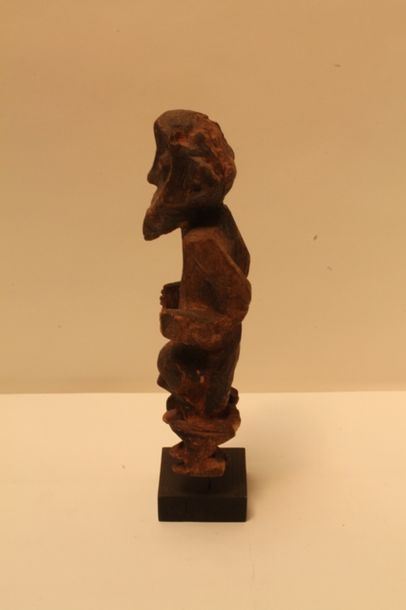 null Statue Mambila, Nigeria/Cameroun, h. 34 cm [altérations].