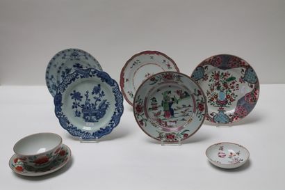 CHINE Lot de porcelaines [égrenures] :

- trois assiettes et une petite coupe à décor...