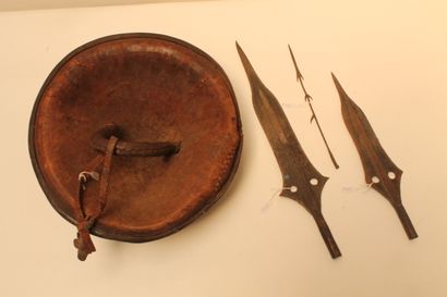 null Bouclier éthiopien et quatre fers de lance africaines, 31-52,5 cm.