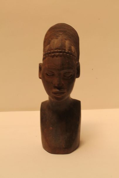 null Buste sculpté d'une femme Mangbetu, XXe, h. 33,5 cm.