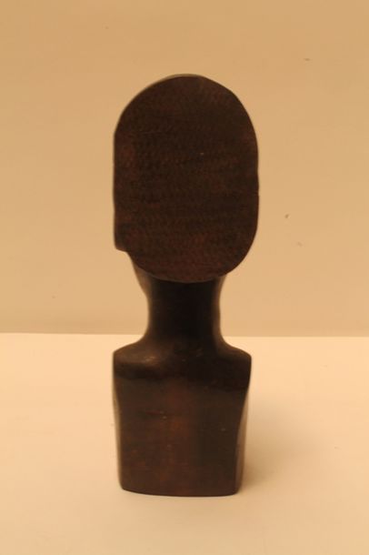 null Buste sculpté d'une femme Mangbetu, XXe, h. 33,5 cm.