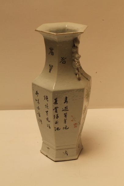 CHINE Vase hexagonal à décor naturaliste d'émaux polychromes dits de la famille rose,...