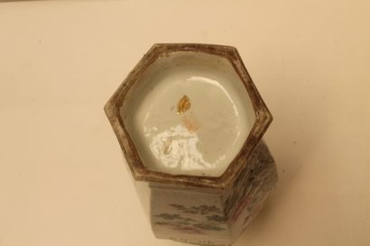 CHINE Vase hexagonal à décor naturaliste d'émaux polychromes dits de la famille rose,...