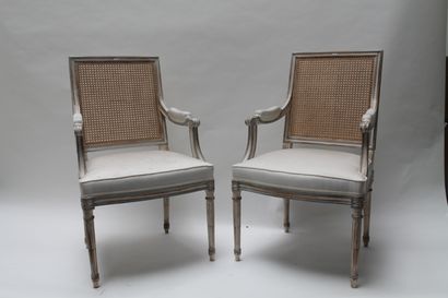 null Paire de fauteuils à la reine de style Louis XVI, XXe, bois mouluré et sculpté...
