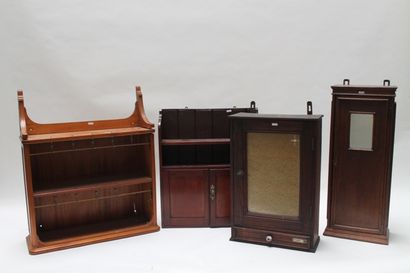 null Ensemble de quatre petites armoires d'applique en bois, 76x61 cm, 74x30 cm,...
