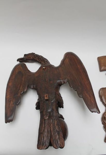 null Deux éléments héraldiques, XIXe :

- aigle éployée tenant une sphère, bois sculpté...
