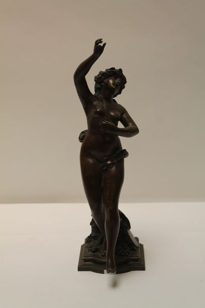 ECOLE FRANCAISE "Bacchante", XIXe, sujet en bronze patiné, h. 50 cm [usures à la...