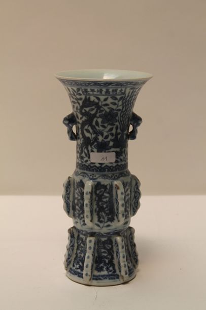 CHINE Petit vase d'autel archaïsant de forme zun à panse intermédiaire et haut col...