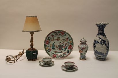 null Lot de céramiques chinoises, six pièces :

- assiette à décor animé d'émaux...