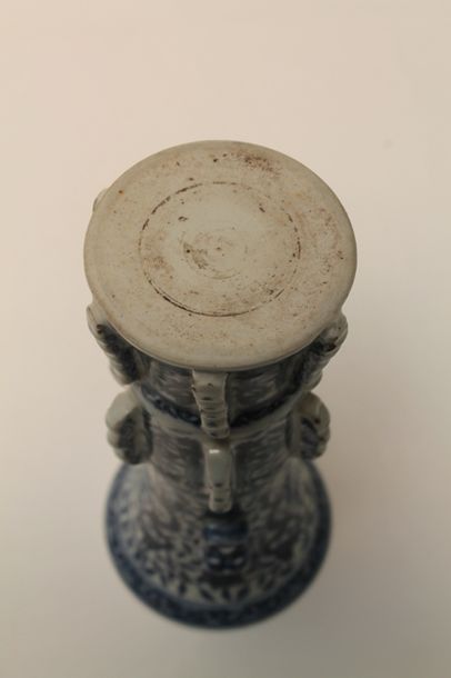 CHINE Petit vase d'autel archaïsant de forme zun à panse intermédiaire et haut col...