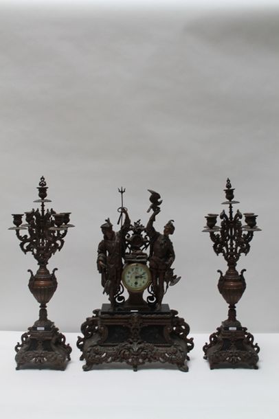 null Garniture de cheminée de style Troubadour, fin XIXe, métal patiné, trois pièces...