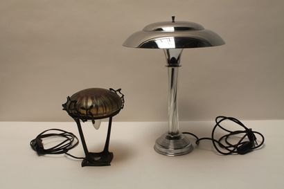 null Deux lampes de table :

- d'époque Art nouveau aux branches de gui, circa 1900,...