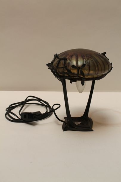 null Deux lampes de table :

- d'époque Art nouveau aux branches de gui, circa 1900,...