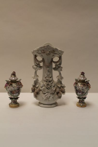 null Vase ansé anciennement doré et paire de petites potiches couvertes à décor polychrome...