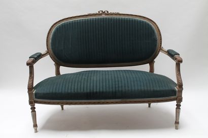 null Deux canapés de style louis XVI, début XXe, le premier à la reine en hêtre ciré...