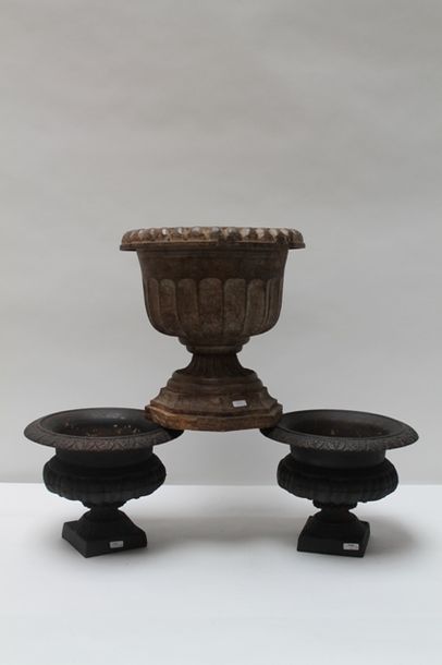 null Trois vases décoratifs, un en bois sculpté à légère patine et une paire en fonte,...