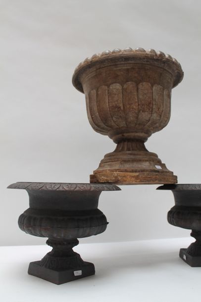 null Trois vases décoratifs, un en bois sculpté à légère patine et une paire en fonte,...