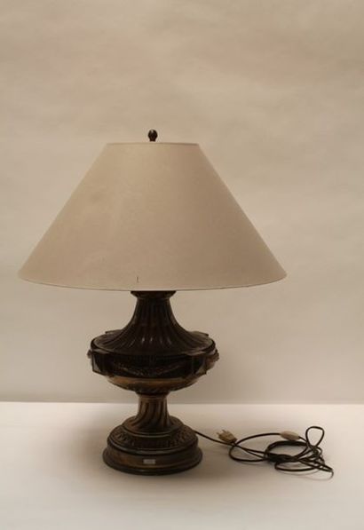 null Lampe de table de style Louis XVI, XXe, métal doré à légère patine, h. 76 cm...