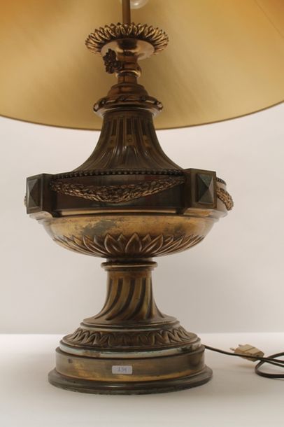 null Lampe de table de style Louis XVI, XXe, métal doré à légère patine, h. 76 cm...