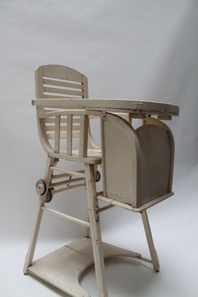 null Chaise haute d'enfant Vintage en bois laqué blanc à légère patine, 104x41x59...